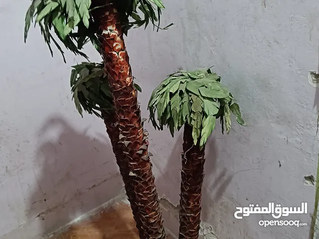 للبيع طاوله رخام مفصله تفصيل مع طاولتين خشب وزين في وحده منهم بدها كزاز بتكلف3 تواصل رقم بل الوصف