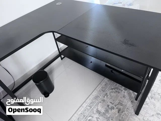 للبيع طاوله قيمنق شكل L جميله و كبيره و اضافه ستاند تحت الطواله كملت معاي سنه