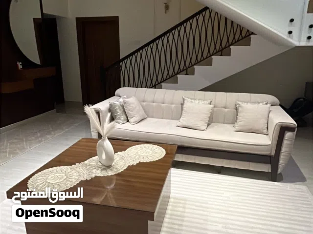 طاولة خشب متر * متر مع زجاج زاد كنبة 2.40