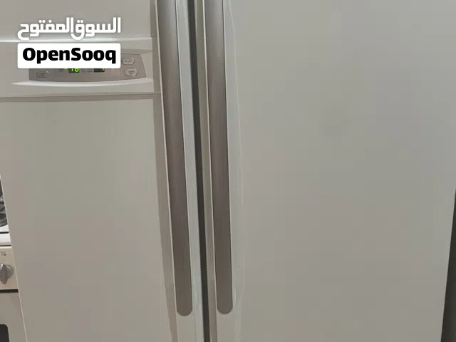 براد (ثلاجة) بحجم عائلي ونظام تحكم رقمي - بحالة ممتازة للبيع