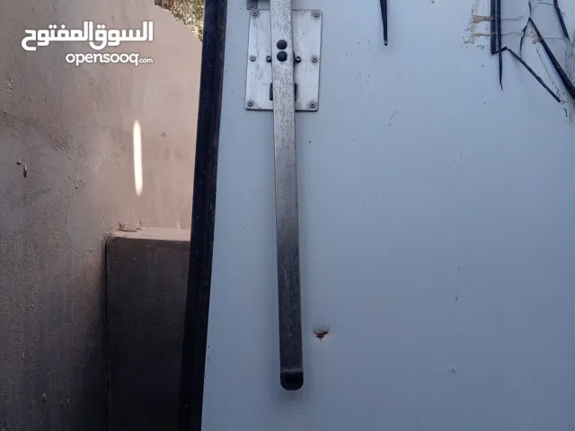 باب تلاجه سحاب فيه خبطه موضحه في صوره