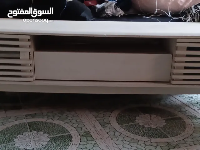 طاولة خشبية صلبة للتلفاز