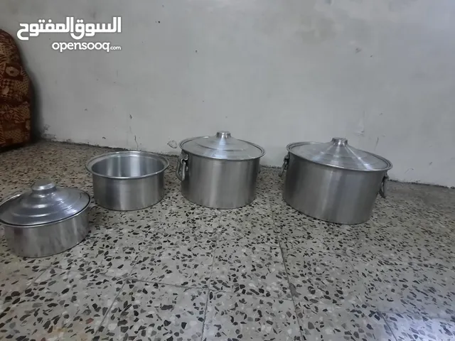 مجموعة طناجر ألمنيوم بأحجام مختلفة، بحالة ممتازة ونظيفة جدًا.