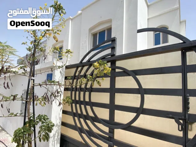 300 m2 More than 6 bedrooms Townhouse for Rent in Muscat Al Khoud