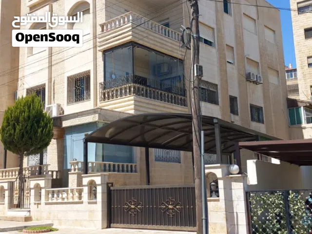 شقه في تلاع العلي مقابل مستشفى الجامعه تحت شارع احد مساحه 190 متر مع ترس خلفي 80 متر مع ساحه خلفيه