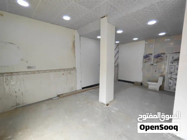 صيدلية على الشارع العام ركن