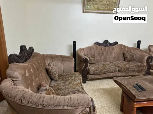 كنبايات للبيع بسعر مغري وقابل للتفاوض مع طاولة تلفزيون