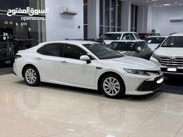 Toyota Camry GLE 2022 (White) Mileage: 82850 Km, Mid Option: Alloy Wheel, Camera,  Cruise Control, S
