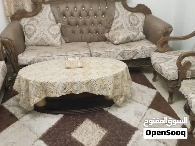 طقم كنب لون بني وبيج للبيع