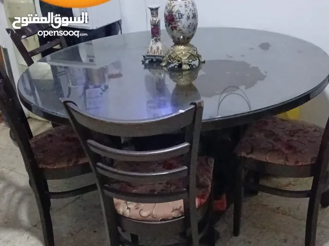 طاولة سفرة خشب نضيفة مع 5 كراسي