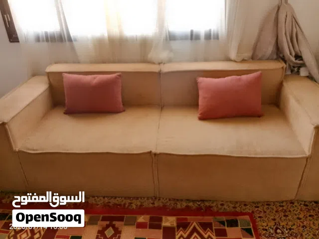 صالون مريح ونظيف للبيع استعمال خفيف ونظيف لمدة 6 شهور فقط،