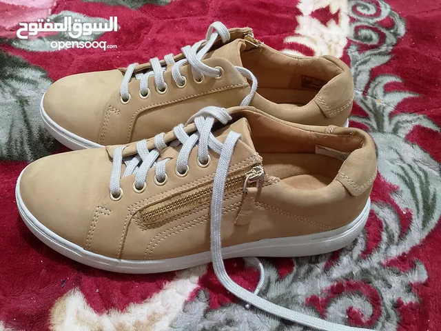 حذاء نسائي اصلي وجديد غير مستعمل ماركه كلاركس صنع في اندونيسيا مقاس 38