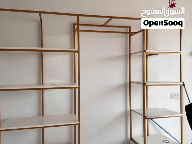 رفوف مع خزانه وعلاق للملابس . التوصيل مجانا في حدود الشرقيه جنوب .