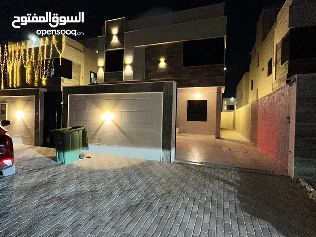 فيلا فاخره للإيجار سنوي عجمان الياسمين مكونه من مجلس وصاله و5 غرف ماستر مساحات واسعه مع غرفة خادمه