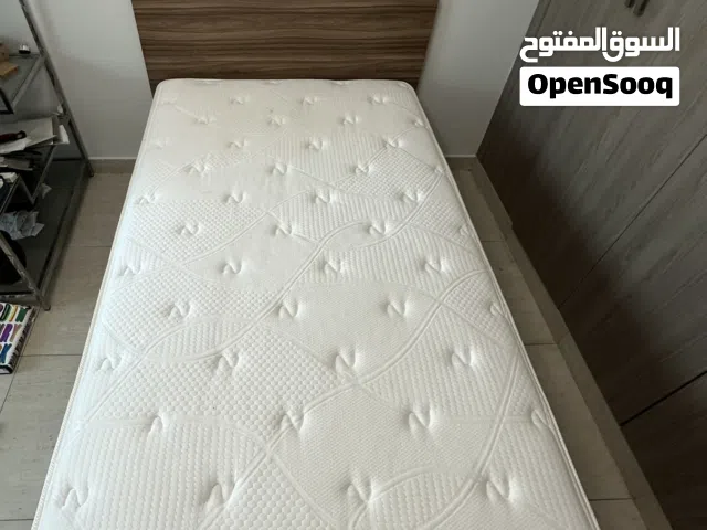 فرصة ممتازة – سرير أنيق شبه جديد للبيع مع مرتبته بالاضافة لكومودينو وخزانة كتب