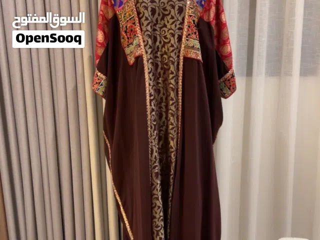جلابية بيشت بني ومطرزة بالذهبي