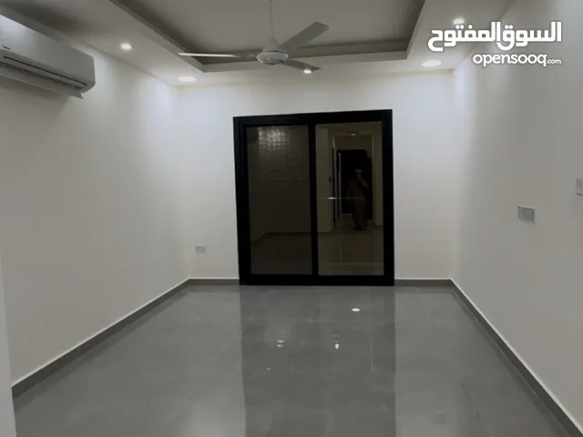 شقة غرفة وصالة بمساحة واسعة وإطلالة جميلة في بوشر – موقع مميز مؤجرة ب 230 اقرأ الوصف