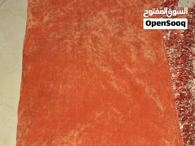 برادي مخمل تقيلة بحالة ممتازة – لون برتقالي أنيق مقاس 220 طول وعرض  192