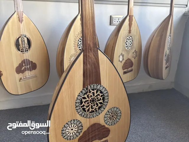 عود العندليب صناعة مصرية جديد مع شنطة وريشة فقطط 33 دينار شامل التوصيل