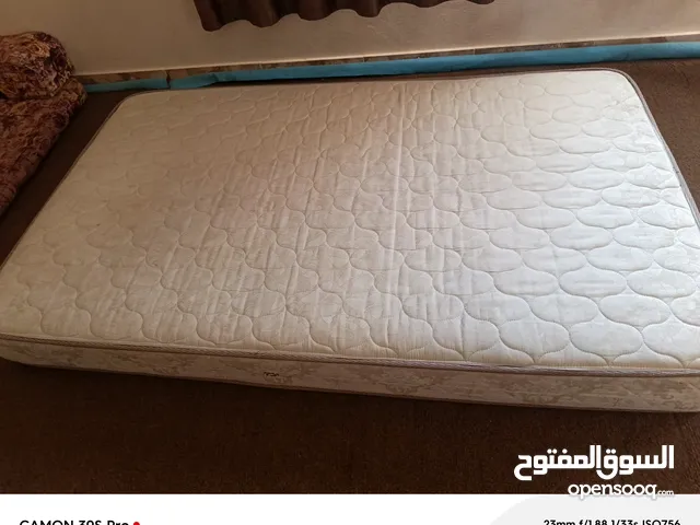 يوجد فرشتين تخت زمبركيات بحجم مفرد ونص بحالة ممتازة بسعر 50 دينار الفرشتين للتواصل