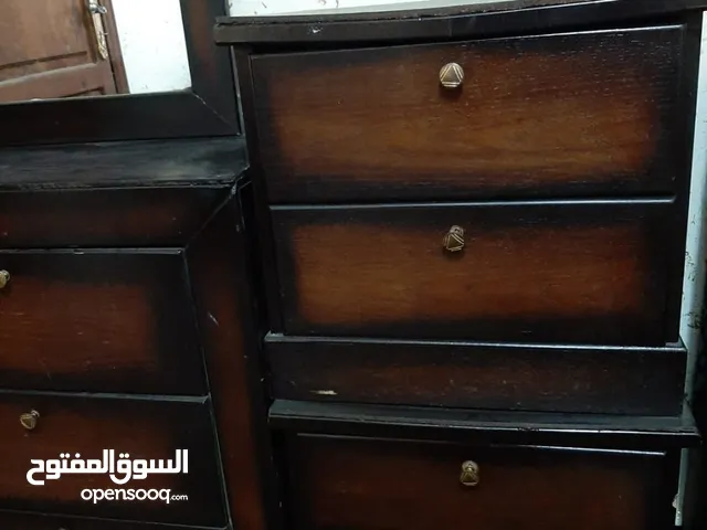 غرفه نوم " تخت + خزانه +فرشه طبية جديدة+تواليت غرفة نوم+ملحقات +ثلاجه + موكيت بحالة الجديد