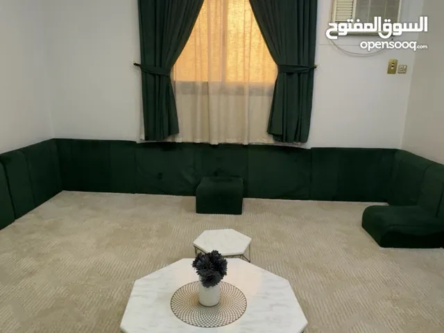 مخدات ارضيه وستاره وفرشه طقم طاولات