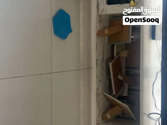 طاوله تلفزيون بيضه وفيها ذهبي ورصاصي