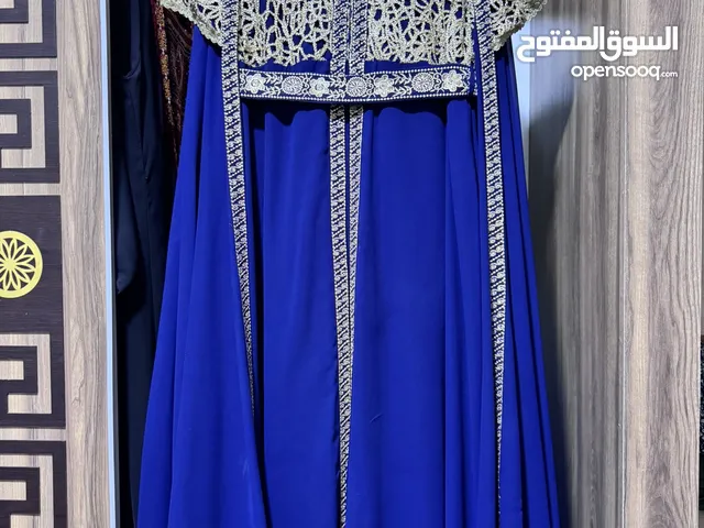 فستان باللون الكحلي والذهبي للبيع بسعر رمزي