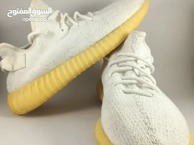 بوت Adidas Yeezy Boost أبيض – مريح جدًا – مستخدم بحالة ممتازة