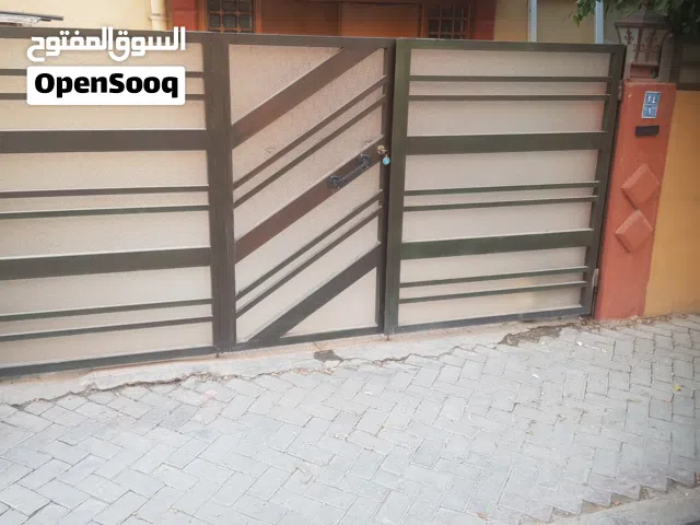 باب خارجي حديد نظيف جدا القياس 3م و66سم مقطع