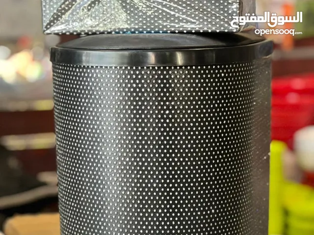 صندوق نفايات بدعية منقوش مع علبة فاين