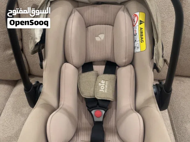 كرسي سيارة من ماركة جوي وممكن استخدامه م سرير متنقل بمظلة كبيرة