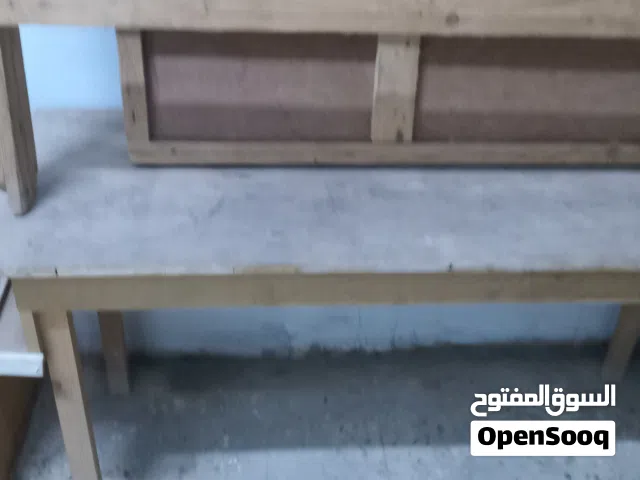 طاولة منزلية لوضع بعض الأشياء المنزلية في البيت للبيع .