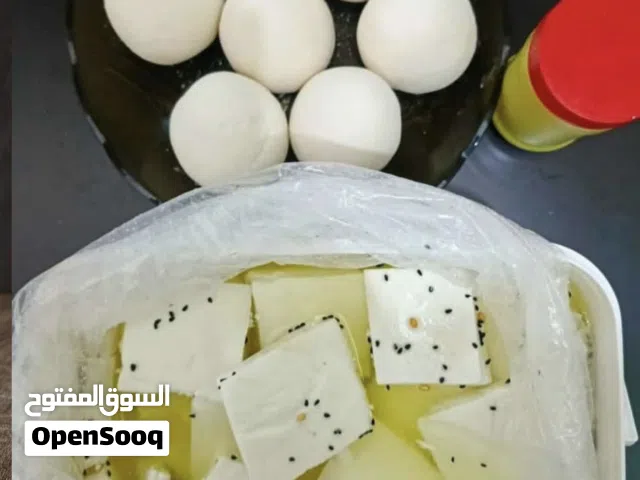 جبنة ولبنة وسمن وجميد وزيت زيتون بلدي
