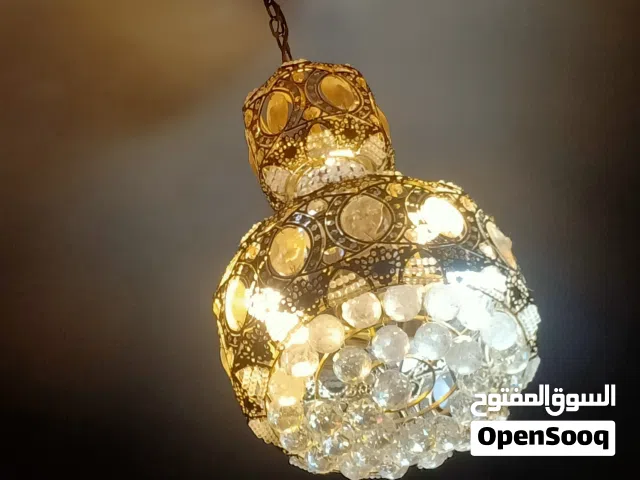 ثرية للبيع مصنوعة  من  الكرستال والزجاج