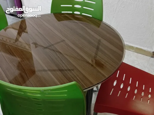 طاولة و 5كراسي