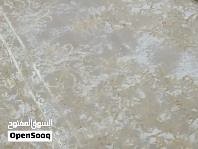بساط عجمي جديد وطاولة مستعملة