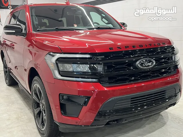 فورد اكسبديشن موديل 2022 لون احمر