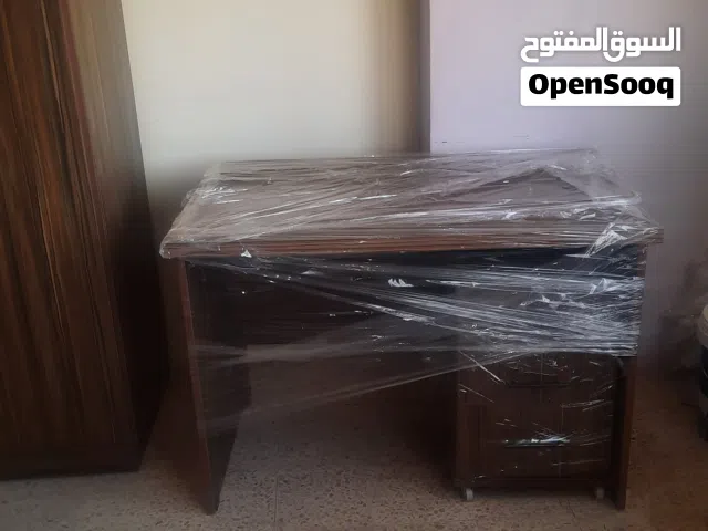 خزانة ملابس و طاولة مكتب جديدة.