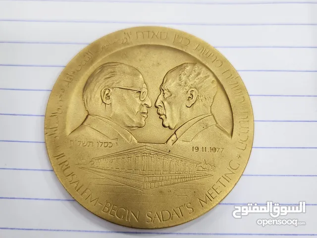 ميدالية تذكارية برونزية مطلية بالذهب
