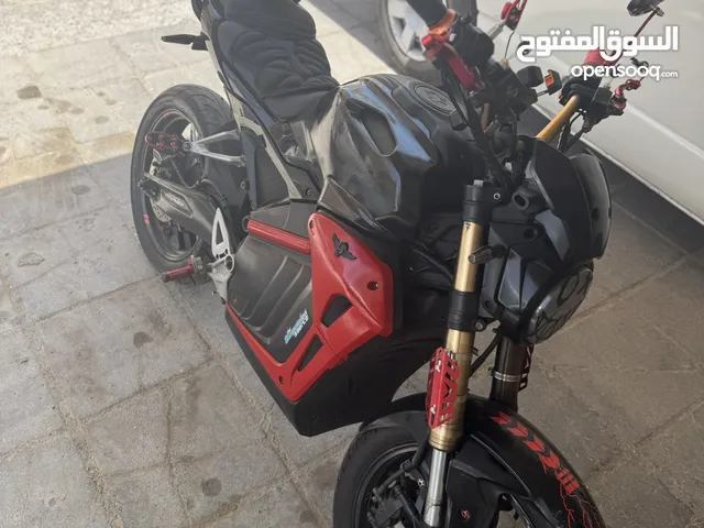 سيكل كهربائي نظيف جدآ قابل للمساومه شبه جديد ما يحتاج ليسن حالته فوق الممتاز يمشي فوق ال80