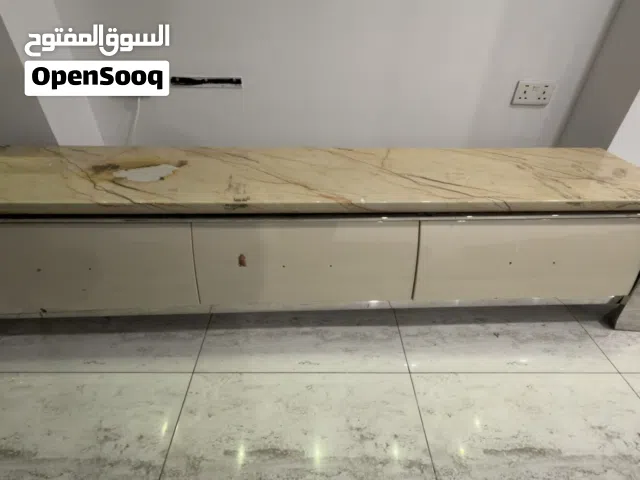 طاولة تلفزيون رخام مع كروم طويلة للبيع