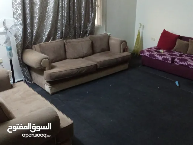 طقم كنب مكون من9مقاعد حاله حيدة معو برادي وسجاده نفس لون الطقم بسعر 100دنيار