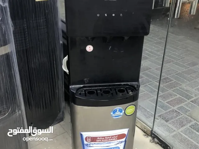 Bottom load water dispenser