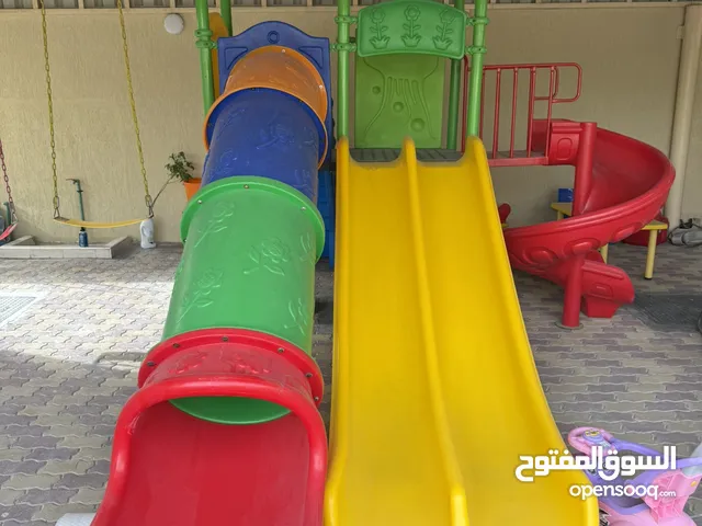 للبيع العاب اطفال للحديقه بحاله ممتازه مع طاولات و كراسي ملونه بلاستيك