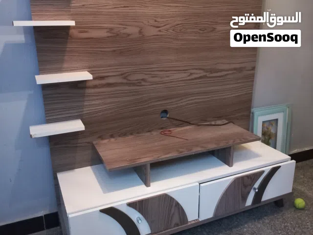ميز تلفزيون  شاشة وبيه رفوف ومجرات