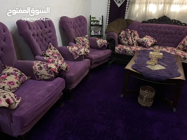 طقم كنب يتكون من تسعة مقاعد و سجاده و برداي حاله جيده لمعرفة أكثر تواصل بالخاص