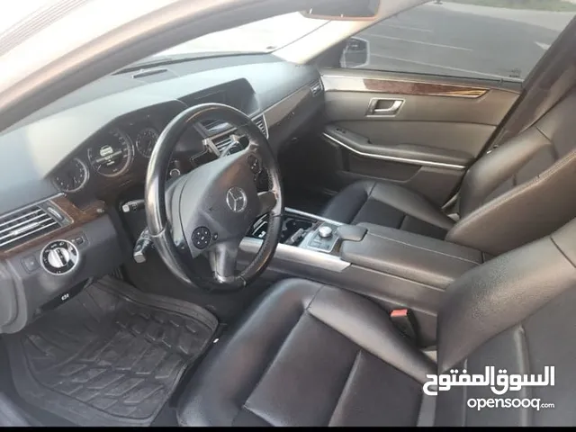 مرسيدس E 200 موديل 2013 – حالة ممتازة  عداد فقط 116 ألف كم  رخصة سارية حتى أكتوبر 2026  لون أ