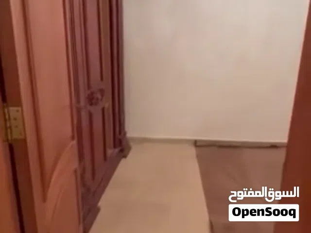 شقة سكنية أو  خدمية ايجار بن عاشور الدور أرضي  شارع المعدات  2 غرف حمام مطبخ وسط حوش