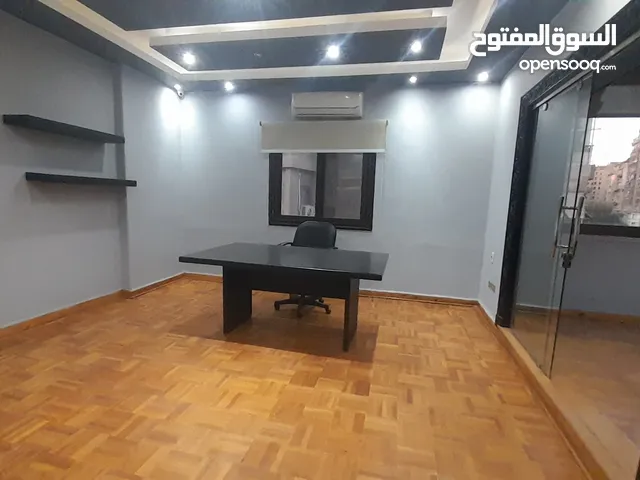 مكتب مميز للإيجار بالفرش و التكييفات خطوات من شارع جامعة الدول العربية المهندسين